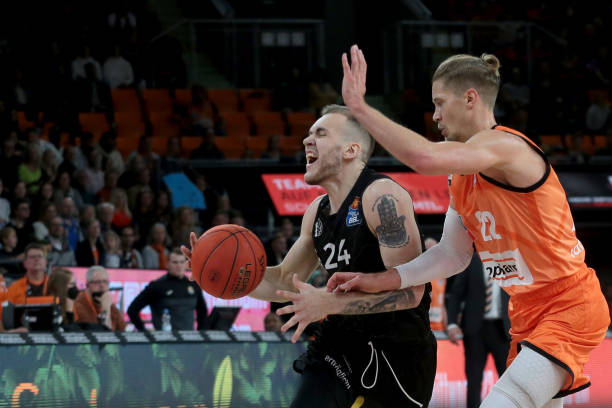 很强硬！布克急停急起突破妙传 马威吃饼强起上篮2+1（硬核时刻！布克急停急起突破妙传，马威吃饼强起上篮打成2+1）